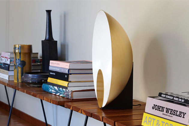 Designérka Marta Perla navrhla pro výrobce osvětlení Oluce polosféricky koncipovanou stolní lampu Siro s clonou. Designérka Marta Perla navrhla pro výrobce osvětlení Oluce polosféricky koncipovanou stolní lampu Siro s clonou.