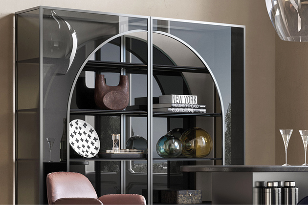 Knihovna Arch (Natuzzi Italia) se vyznačuje nezaměnitelným luxusním stylem, který interpretuje tradici architektury vyhlášené italské oblasti Apulie v originálním současném pojetí. Ikona stylu charakterizovaná architektonickým obloukovitým tvarem kombinuje několik druhů skel s různým množstvím průsvitu a intenzivním vizuálním dopadem. Knihovnu lze využít jako vitrínu nejen pro tištěné trofeje. Rozměr tohoto modelu je 40 × 166 × 210 cm, cena od 286 980 Kč, WWW.NATUZZI.CZ Knihovna Arch (Natuzzi Italia) se vyznačuje nezaměnitelným luxusním stylem, který interpretuje tradici architektury vyhlášené italské oblasti Apulie v originálním současném pojetí. Ikona stylu charakterizovaná architektonickým obloukovitým tvarem kombinuje několik druhů skel s různým množstvím průsvitu a intenzivním vizuálním dopadem. Knihovnu lze využít jako vitrínu nejen pro tištěné trofeje. Rozměr tohoto modelu je 40 × 166 × 210 cm, cena od 286 980 Kč, WWW.NATUZZI.CZ