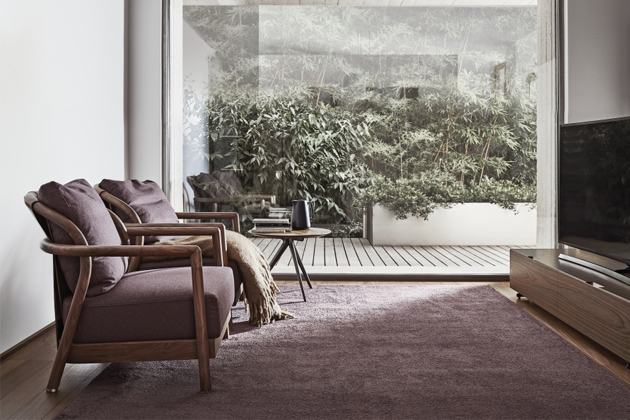 Venkovní verze křesla Alison od italského výrobce Flexform si zachovává vlastnosti původního interiérového designu a zcela přirozeně je interpretuje prostřednictvím materiálů vhodných i do náročnějšího počasí.