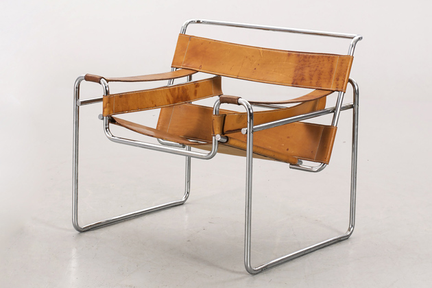 Křeslo Wassily Chair (Knoll), design Marcel Breuer, chromovaná ocel, kůže ve více barvách, 73 × 79 × 69 cm, výška sedáku 42 cm, orientační cena 65 0