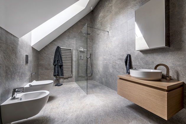 Sprchový kout bez vaničky je ideální volbou vybavení minimalistických koupelen, WC a bidet z kolekce Sfera (Catalano), baterie od výrobce Grohe