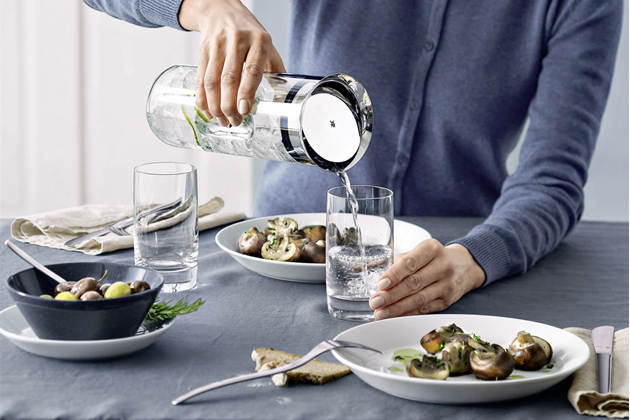 Karafa na vodu Motion (WMF), sklo, víko opatřeno praktickým uzávěrem s integrovaným sítkem, 1,25 l, cena 1 119 Kč, www.wmf.cz Karafa na vodu Motion (WMF), sklo, víko opatřeno praktickým uzávěrem s integrovaným sítkem, 1,25 l, cena 1 119 Kč, www.wmf.cz