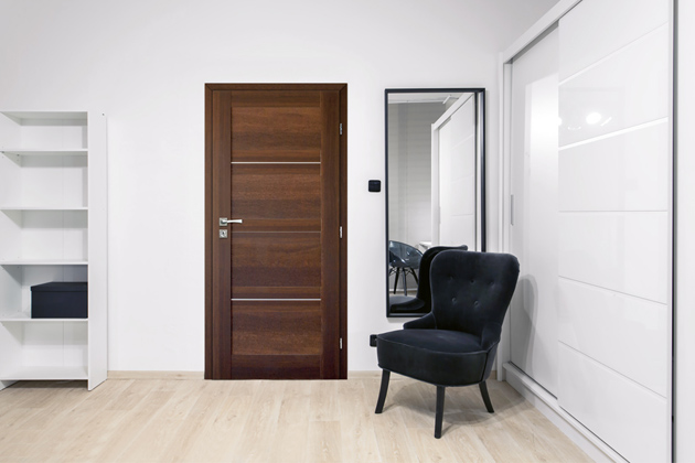 Elegantní řešení nabízejí interiérové dveře s vsazenými hliníkovými lištami