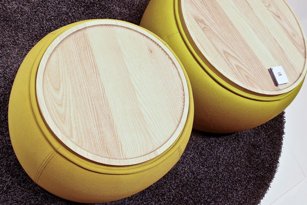 Multifunkční Conga (Softline) je inspirován tradičními kubánskými bubny a poslouží jako měkký puf i stabilní odkládací stolek. Svrchní deska ze dřeva je odnímatelná a lze ji použít také samostatně jako podnos. Conga je dostupný ve dvou velikostech Ø 53 a Ø 72 cm. Design Sascha Sartory, cena od 7 615 Kč, WWW.LINO.CZ