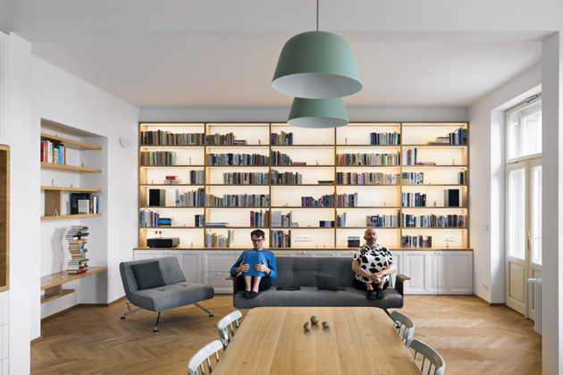 Hlavnímu obytnému prostoru dominuje na míru vyrobená, solitérně koncipovaná knihovna se skříňkami s LED podsvícením z Truhlářství Fencl,  (www.truhlarstvifencl.cz), návrh knihovny dodalo studio  No Architects