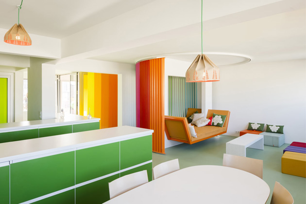 Známá francouzská designérka Matali Crasset dokončila rekonstrukci bytu o rozloze 80 m2 v Paříži.