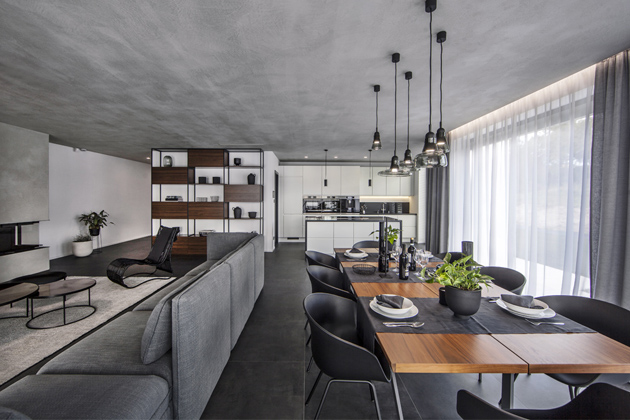 Přání majitelů nemovitosti byla bílá kuchyně. Věděli přesně, že chtějí kuchyni Bauformat od Oresi, a s designérkou konzultovali finální materiály i samotnou koncepci Přání majitelů nemovitosti byla bílá kuchyně. Věděli přesně, že chtějí kuchyni Bauformat od Oresi, a s designérkou konzultovali finální materiály i samotnou koncepci