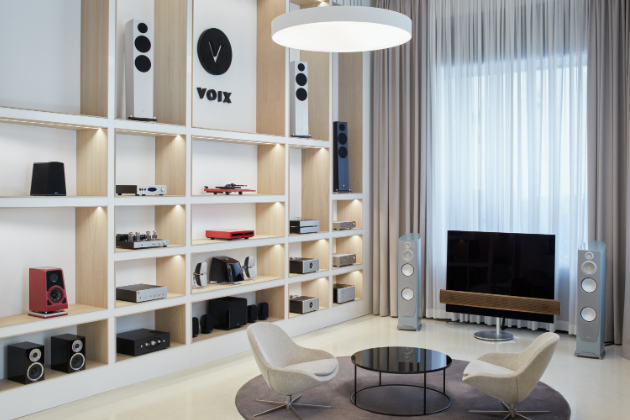 Showroom VOIX je ojedinělým projektem, který se rozkládá na ploše 600m2 nedaleko Staroměstského náměstí na Praze 1. Zaměřuje se na špičkovou audiotechniku instalovanou v designových a akusticky upravených poslechových místnostech. Přijdou si zde na své milovníci zvuku, ať jsou to hudební, či filmoví fanoušci. 