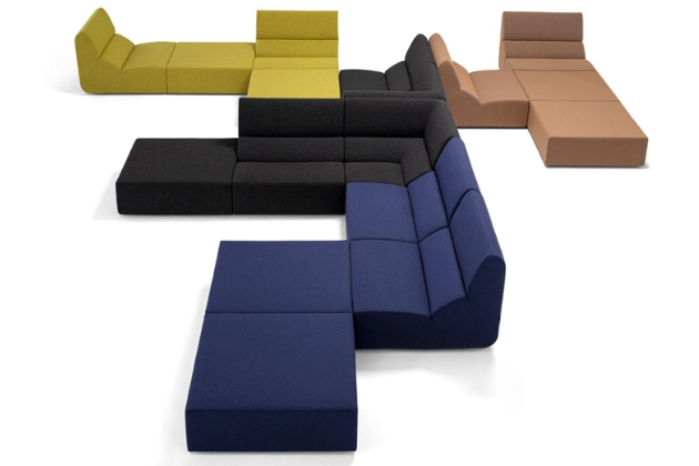 Modulární sedací nábytek After sofa (Prostoria) nabízí široké spektrum kompozic i využití.