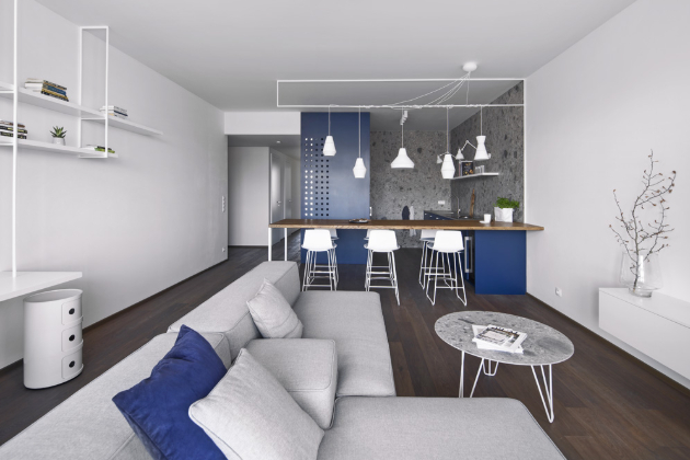 S absolutní lehkostí se na pouhých třicet sedm metrů čtverečních architektkám podařilo vtěsnat plnohodnotné kuchyňské a obývací zázemí S absolutní lehkostí se na pouhých třicet sedm metrů čtverečních architektkám podařilo vtěsnat plnohodnotné kuchyňské a obývací zázemí