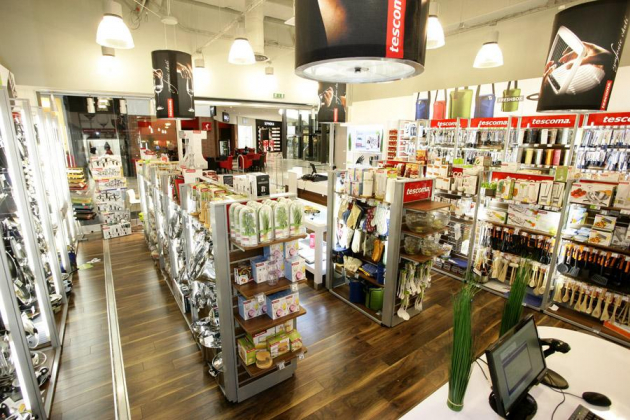 Od 14.4.2020 bude prodej obnoven na všech prodejních centrech. Kromě klasického sortimentu kuchyňských potřeb, elektrických spotřebičů, nádobí pro děti, vůní do bytu a úklidových prostředků lze nově nakoupit i jednorázové rukavice, třívrstvé jednorázové roušky a dezinfekci dle norem WHO.