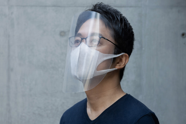 Japonský designér Tokujin Yoshioka přichází s návrhem ochranného štítu pro zdravotnický personál bojující proti Covid-19. 
