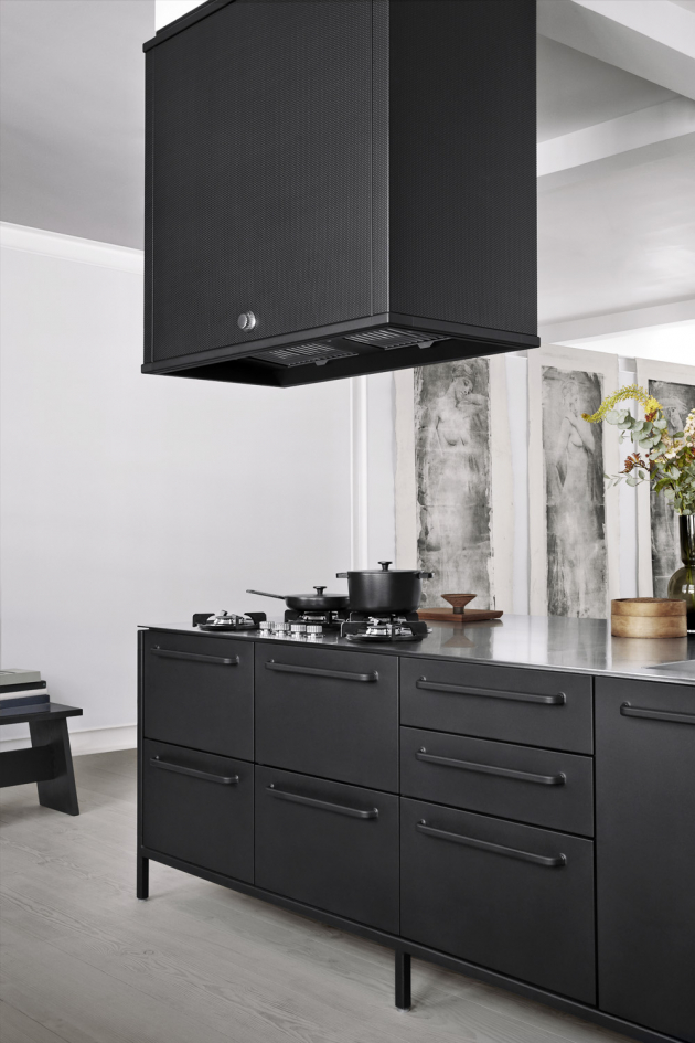 Modulární kuchyňský koncept Vipp Kitchen (Vipp), ostrovní modul včetně odsavače par ve shodném designu, práškovaná ocel, hliníková pracovní plocha, WWW.STOCKIST.CZ