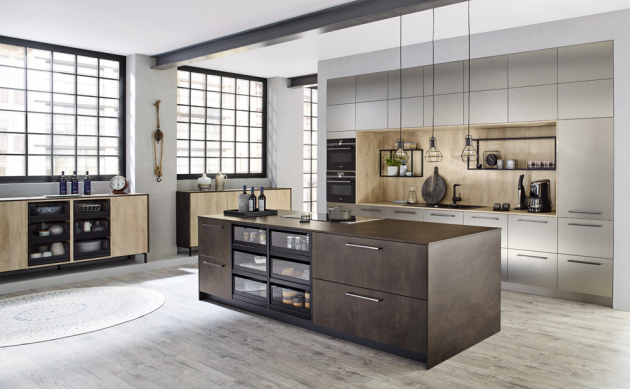 Kuchyňský koncept Premium 3001 (Ballerina Küchen), vysokotlaký laminát, odstín Ferro Schwarzgold (dvířka), vysoké skříně v odstínu Fenix Inox, cena od 340 000 Kč, WWW.BALLERINAKUCHYNE. COM