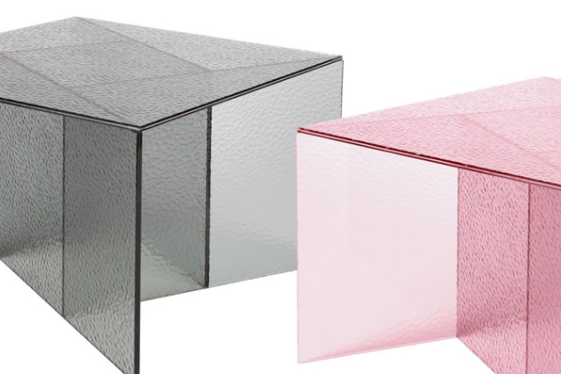 Geometrické stolky z barevného skla