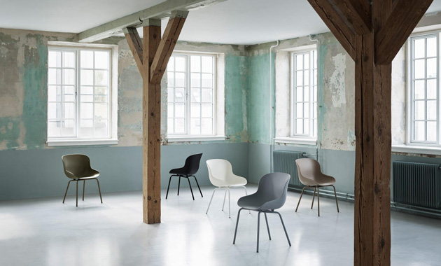 Oblíbená série čalouněného nábytku Hyg (Normann Copenhagen), pojmenovaná podle dánského fenoménu hygge, se dočkala rozšíření o jídelní a barové židle.