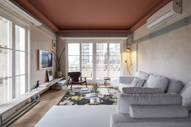 Dominantním prvkem hlavního obytného prostoru jsou velká francouzská okna, sloužící také jako vstup na balkon, vedený po celé západní straně bytu. Interiér je plný ikonických kousků, v obývacím pokoji je nepřehlédnutelné ručně vyráběné křeslo Diz, navržené architektem Sergio Rodriguesem, které v současnosti produkuje ClassiCon