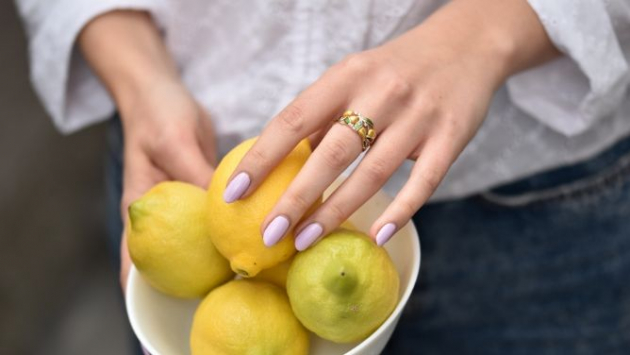 Enamelové šperky uchvacují svým designem už po tisíciletí. Tento materiál ponechává šperkařům volné ruce 'během tvarování i výběru barev. Výsledkem jsou pestrobarevné a originální přívěsky, prsteny i náušnice, které dokonale vystihují svého nositele.