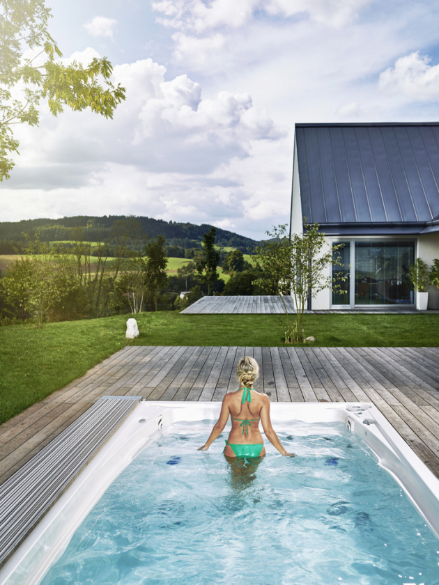 Swim Spa XL (USSPA) s automatickým ACS krytem Linea, design USSPA a Petr Slanina, akrylátová skořepina, silný protiproud, relaxační zóna s hydromasážními tryskami, osvětlení, cena od 770 000 Kč, WWW. USSPA.CZ