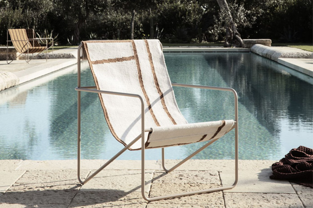Tento typ židlí je nadčasový, a ačkoli v mnohých z nás vyvolává pocit léta a venkovního posezení, právě tomuto modelu Desert Chic (Ferm Living) sluší i interiérové umístění.