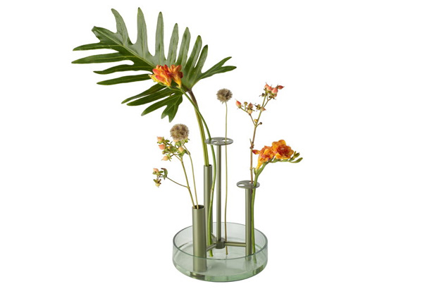 Ikebana, tedy japonské umění aranžování květin tvořící harmonii lineární konstrukce, rytmu a barvy, byla inspirací designérovi Jaime Hayonovi, když tvořil vázu Ikeru (Fritz Hansen). Kovové trubky jsou oporou pro každou jednotlivou květinu, jejíž krásu umožňují obdivovat z mnoha úhlů, zatímco voda ve skleněné misce udržuje všechny květiny stejně svěží. Ikeru je pozvánkou k ocenění půvabů přírody, kterou v daném měřítku dovoluje uspořádat po svém. Cena od 2 778 Kč, WWW.STOCKIST.CZ