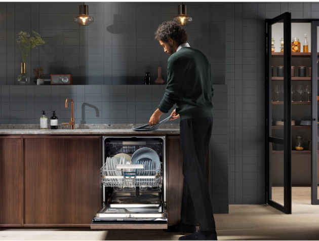Myčka ComfortLift EEC67300L (Electrolux), A+++, technologie umožňuje zdvihnout koš lehkým stisknutím držadla do úrovně pasu, cena 19 990 Kč, WWW.ELECTROLUX.CZ