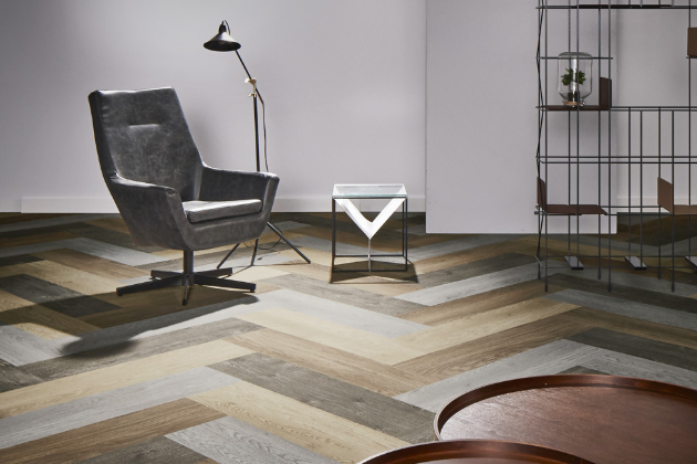 Flotex Planks dekor Wood, formát lamel 100 × 25 cm. Kombinací tří odstínů snadno vytvoříte podlahu s dřevěným vzhledem