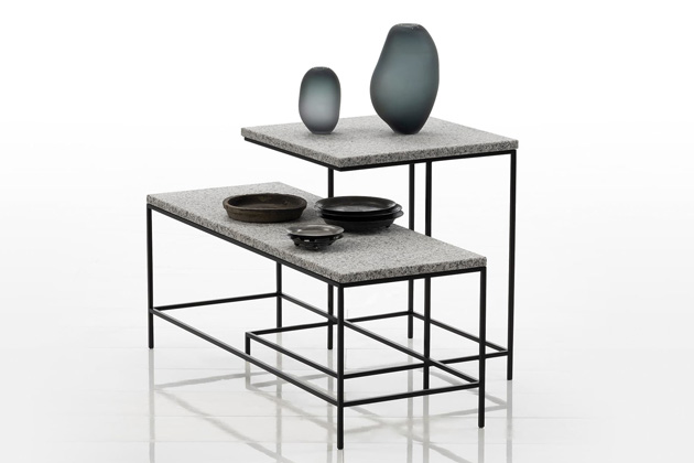 Odkládací stolky Tray (Brühl) od designérky Kati Meyer-Brühl se chlubí precizně zpracovanou kovovou základnou s jemným grafickým efektem.
