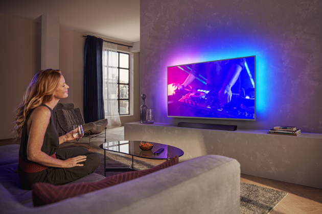 Nové Philips televize řady Performance dokonale kombinují špičkové technologie i vzhled a díky krásnému kovovému designu navíc vytvoří elegantní prvek každého interiéru. 