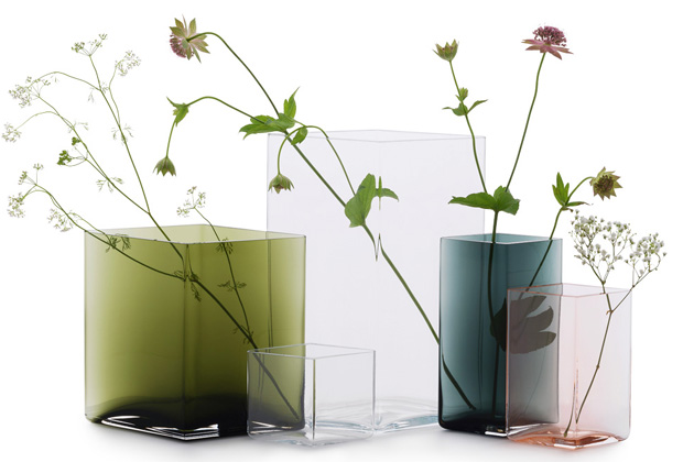 Vázy Ruutu (Iittala), design Ronan a Erwan Bouroullecovi, sklo, více barev i rozměrů, zelená, 20,5 × 18 cm, cena 5 300 Kč, lososová, 11,5 × 14 cm, cena 3 550 Kč, WWW.TERVE.CZ