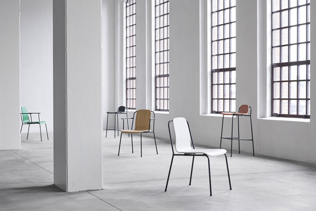 Jako črty tlustým černým fixem působí konstrukce židlí Studio (Normann Copenhagen).