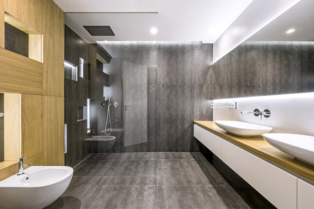 Sprchový kout je vybavený ruční sprchou, velkou hlavovou sprchou s několika sprchovacími režimy a odtokovým žlabem Viega. Příjemným a praktickým prvkem jsou niky osvětlené LED pásky 