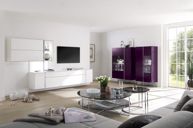 Elegantní model skříněk Fonis se zajímavými detaily nejen pro obývací pokoje. Můžete si vybrat z palety 1 950 matných a lesklých laků NCS vzorníku