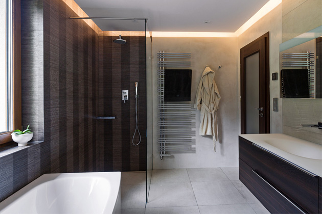 Nemoderní vybavení a nevhodně využitá dispozice koupelny přivedla majitele k rozhodnutí interiér kompletně zrekonstruovat. Několik doporučení od přátel je přivedlo do koupelnového studia Glamur.