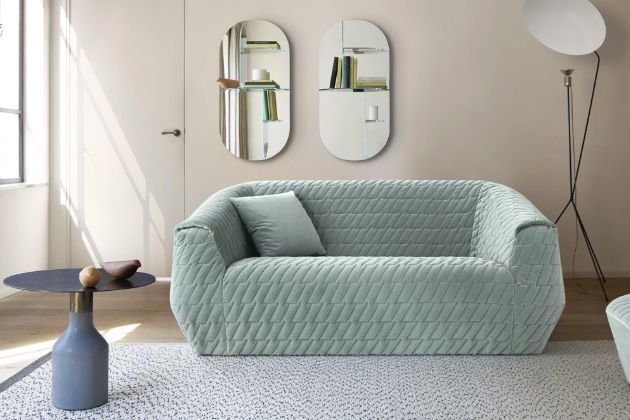 Sofa Uncover Medium (Ligne Roset), design Marie Christine Dorner, více textilií, cena od 75 000 Kč, WWW.LIGNE-ROSET.CZ