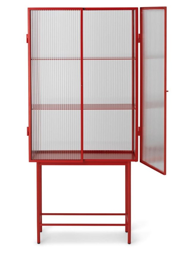 Haze (Ferm Living) v sobě spojuje přitažlivé protiklady. Uhlazený a matný kov versus vlnité sklo. Subtilní konstrukce jako pevná opora křehké výplni. 