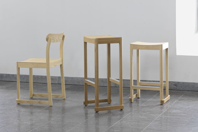 Finská značka Artek představuje vysokou stoličku Atelier Bar Stool, která doplňuje židli Atelier Chair navrženou v roce 2018 pro restauraci ve švédském Nationalmuseum, která má působit jako umělecký ateliér