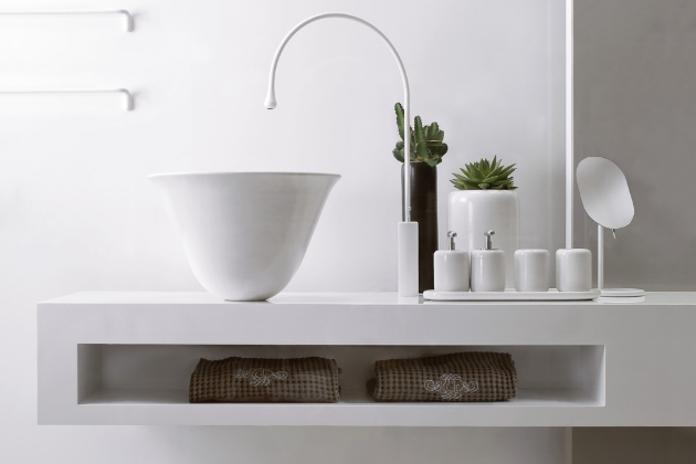 Kruhové umyvadlo na desku z kolekce Goccia (Gessi), O 50 cm, cena 34 412 Kč, WWW.DESIGNBATH.CZ