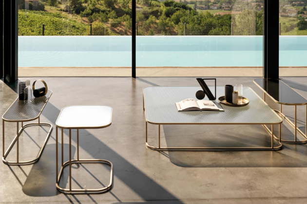 Elegantní konferenční stolek Arlon značky Désirée se zlatými odlesky