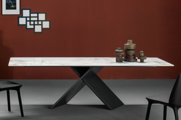 Elegantní jídelní stůl AX navrhl designér Gino Carollo pro značku Bonaldo.