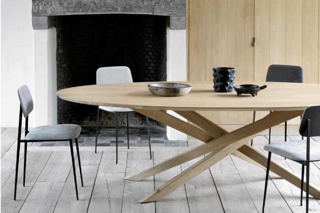 Jídelní stůl Mikado (Ethnicraft), varianta Oval Dining, dub, atypicky propletené podnoží s důrazem na symetrii, cena 75 696 Kč, WWW.STOCKIST.CZ 