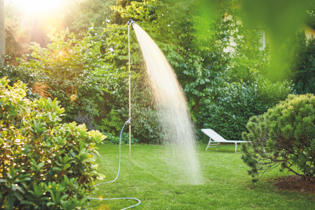 Instalace zahradní sprchy je jednoduchá, lze ji umístit téměř kdekoli. Je k tomu potřeba pouze rovný povrch a hadice napojená ke zdroji vody.