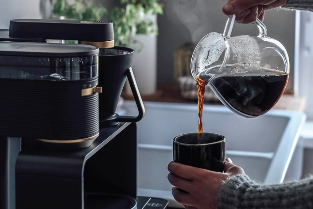 Kávovar Epos (Melitta) s integrovaným mlýnkem rozdrtí kávu přímo do filtru a automaticky zvolí potřebné množství na základě požadovaného počtu šálků a nastaveného výkonu.