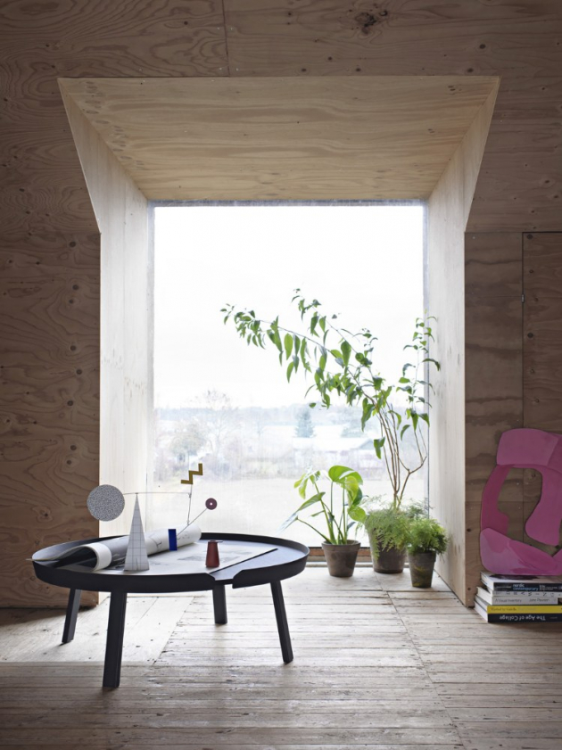 Stolek Around Coffee XL (Muuto), design Thomas Bentzen, MDF, překližka z jasanového nebo dubového dřeva, podnož z masivu, O 95 cm, cena 22 087 Kč, WWW.STOCKIST.CZ