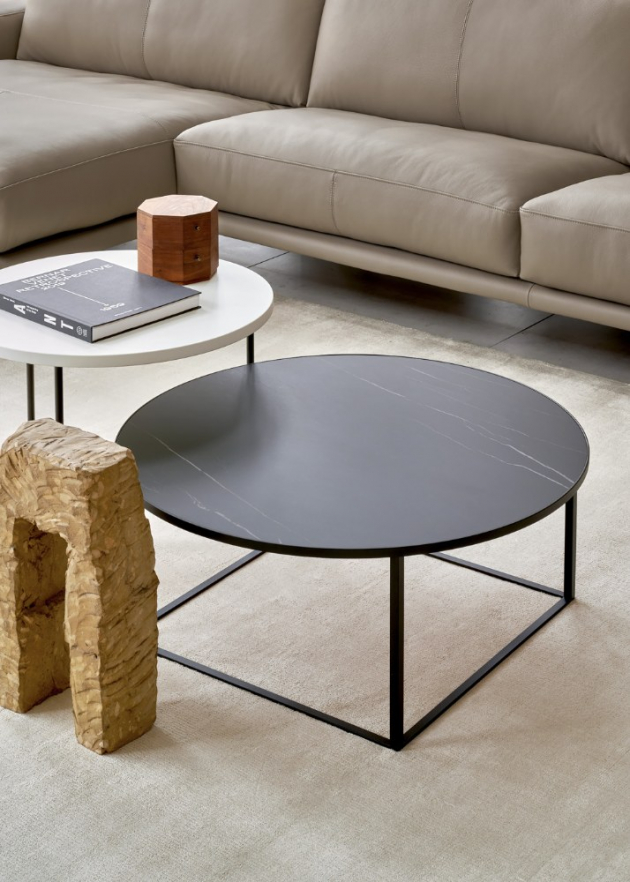 Stolek Prismo (Leolux), design Edward van Vliet, konstrukce z lakovaného kovu, deska ze skla nebo keramiky, O 40 až 100 cm, cena od 20 160 Kč, WWW.SEDLAKINTERIER. CZ, WWW.POGGENPOHL.CZ 