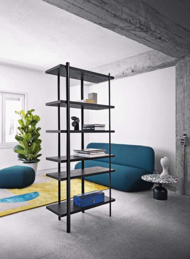 Knihovna Milonga (Miniforms), design Paolo Cappello, dřevo a kov, 90 × 41,5 × 200 cm, cena od 57 950 Kč, WWW.CSKARLIN.CZ 