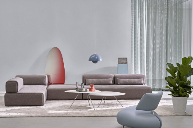 Modulární sofa Ponton (Leolux), design Braun and Maniatis, jednotlivé moduly různých šířek mohou být vybaveny opěradlem, které lze otočit o 90°, dostupné jsou také pufy, polštáře a další doplňky, cena od 224 000 Kč, WWW.SEDLAKINTERIER. CZ, WWW.POGGENPOHL.CZ 