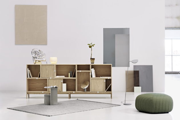 Policový systém Stacked 2.0 (Muuto), design Julien de Smedt, lakovaná MDF a překližka potažená dubovou dýhou, spojovací klipy z lakované oceli, moduly jsou dostupné v mnoha rozměrech a barevných variantách, cena za modul o rozměru 21,8 × 35 × 43,6 cm je 3 496 Kč, WWW.STOCKIST.CZ 