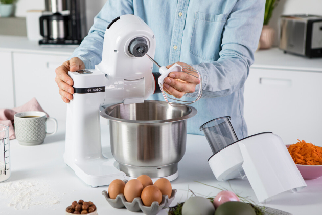 Kuchyňské roboty Bosch MUM Serie 2 mají kompaktní rozměry, ale jsou určené i pro ambiciózní kuchaře. Hodí se do každé kuchyně a lze je snadno kamkoli uložit, když zrovna nejsou potřeba. Díky silnému motoru, širokému spektru příslušenství a jedinečné technologii míchání však zároveň zaručují perfektní výkon.