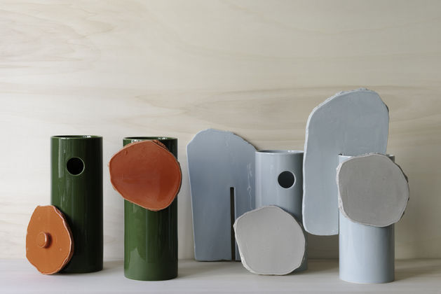Vázy Découpage (Vitra) mají výrazně řemeslný vzhled umocněný doplňky v podobě abstraktních disků a tyčinek, jež lze libovolně aranžovat společně s květinami.
